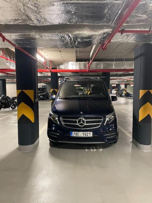 פראג Apartment Karel With Garage Parking מראה חיצוני תמונה
